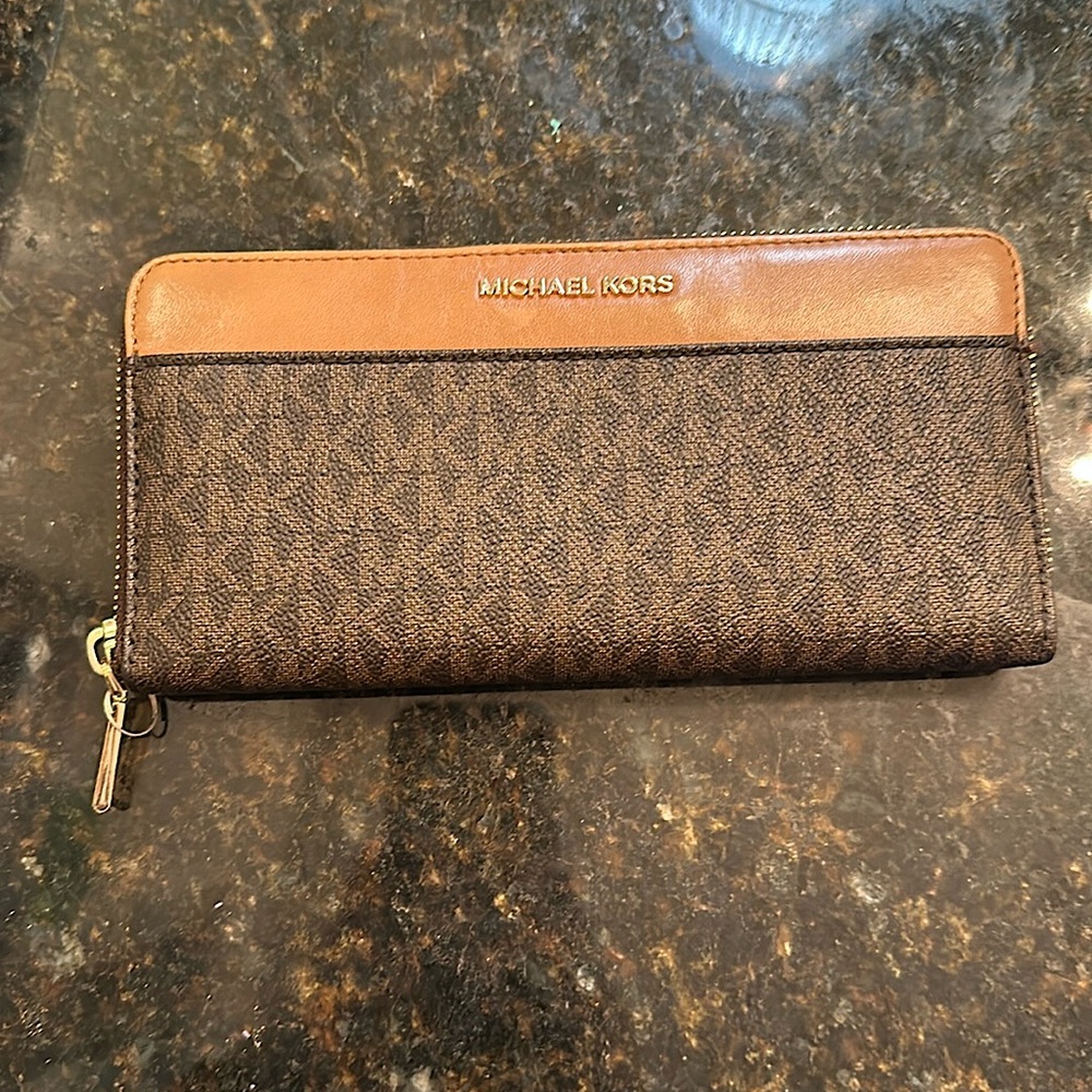 Like New Michael Kors zip up wallet